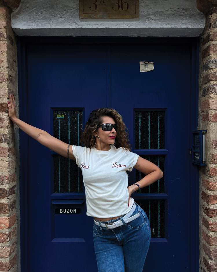 Fuerza latina | Camiseta blanca Algodón Peinado Premium Unisex - Rustiko