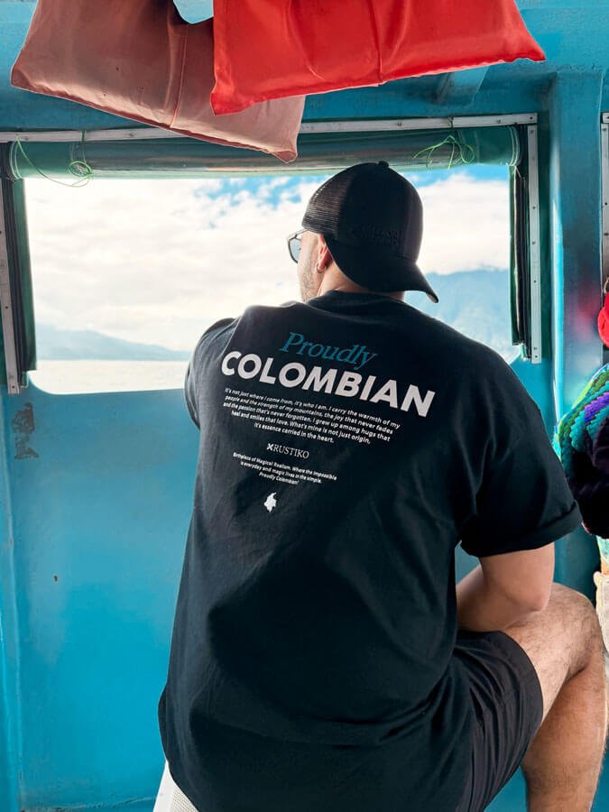 Orgullosamente colombiano | Camiseta Unisex Algodón Peinado Premium - Rustiko