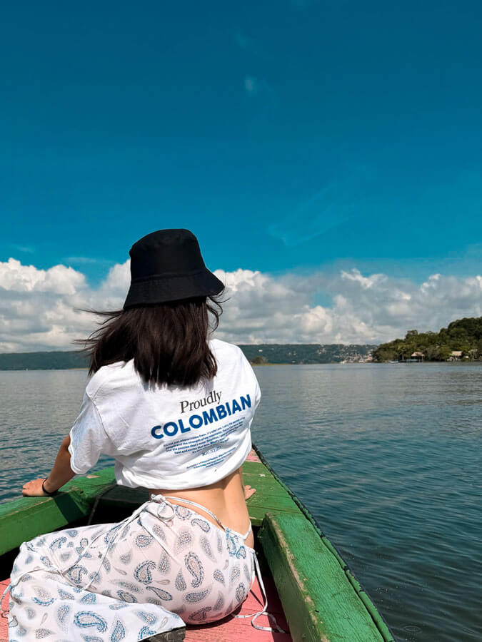 Orgullosamente colombiano | Camiseta Unisex Algodón Peinado Premium - Rustiko