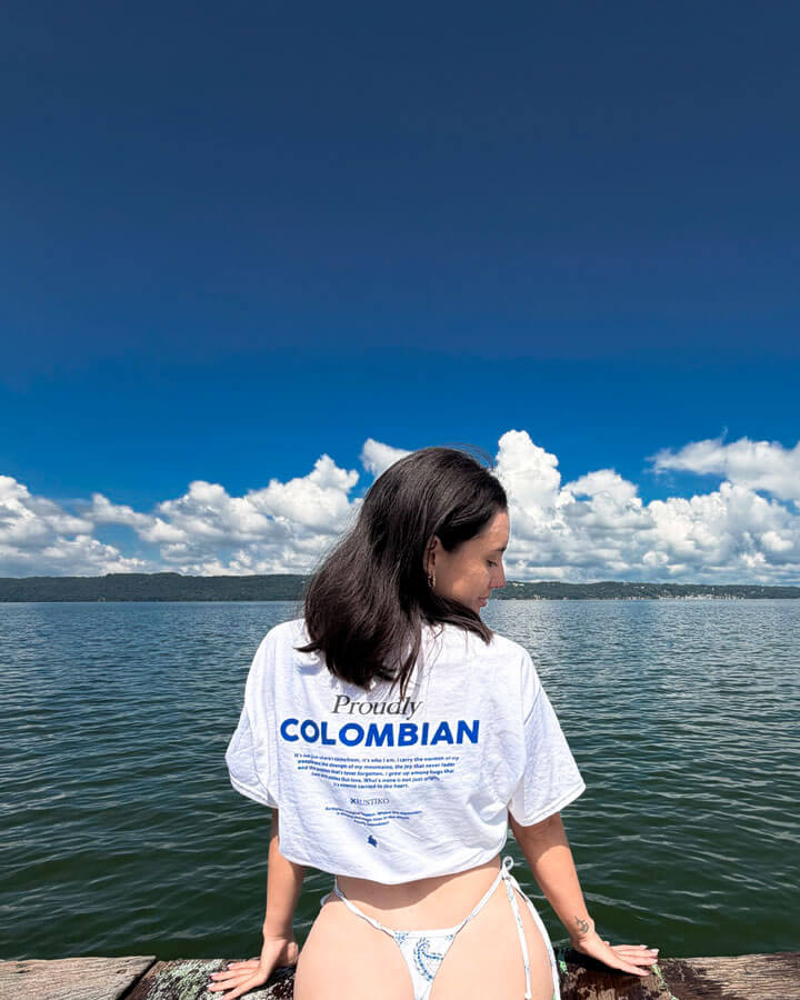 Orgullosamente colombiano | Camiseta Unisex Algodón Peinado Premium - Rustiko
