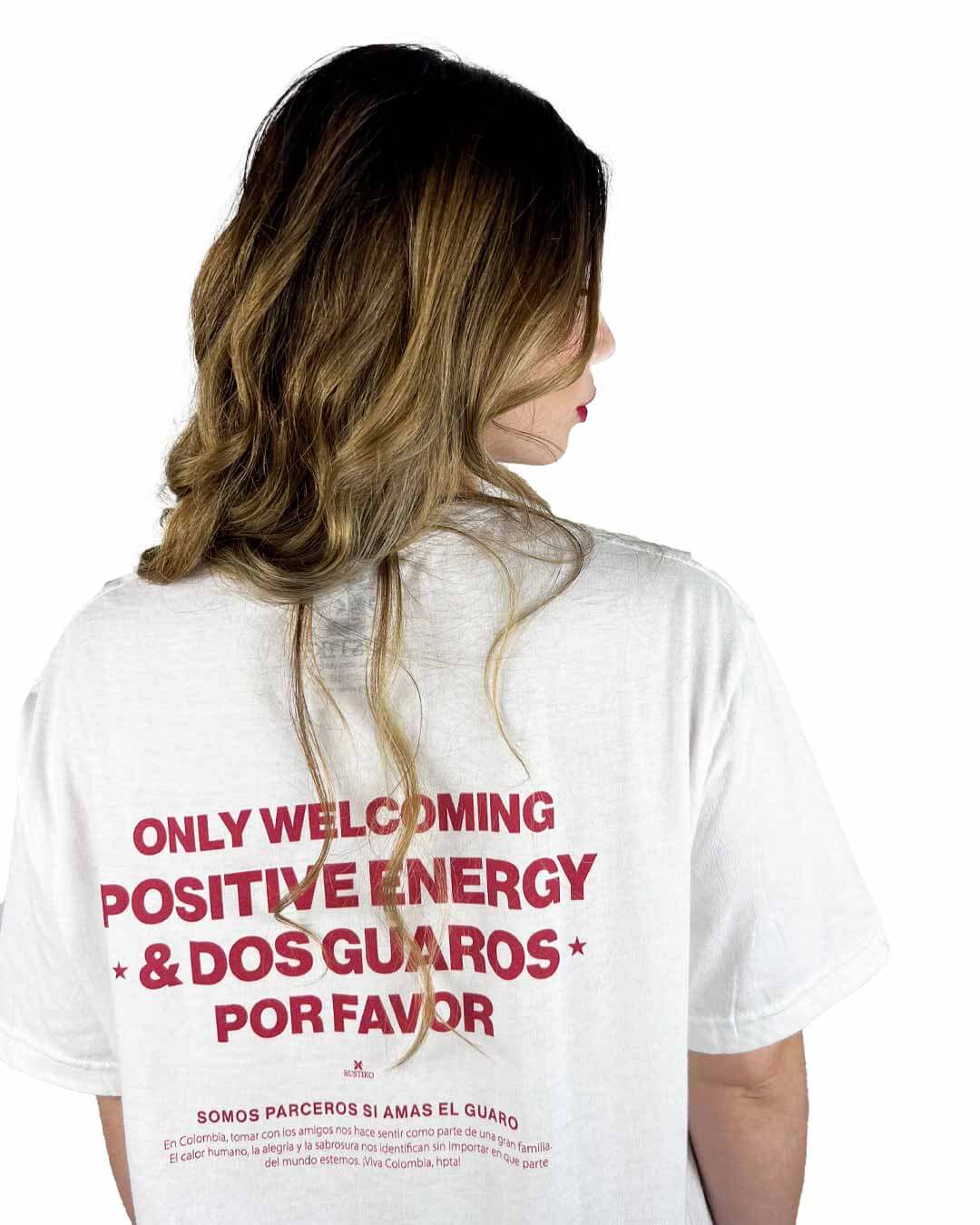 Solo buenas vibras y dos guaros por favor | Camiseta unisex color blanco - Rustiko