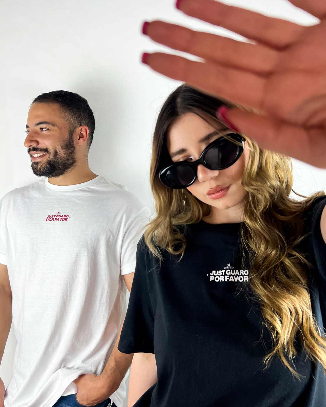 Solo buenas vibras y dos guaros por favor | Camiseta unisex color blanco - Rustiko