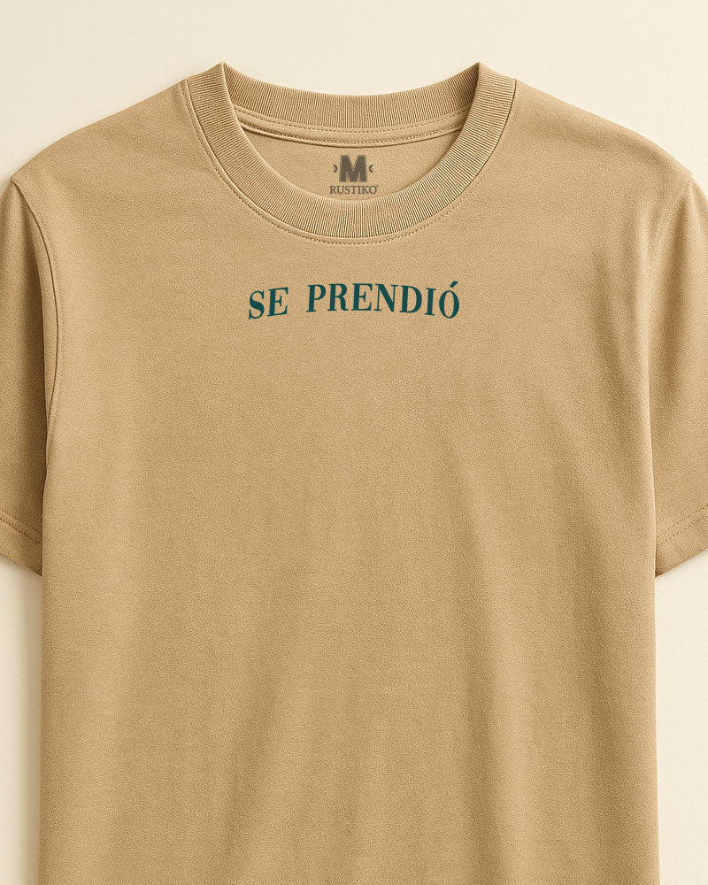 CAMISETA UNISEX 'SE PRENDIÓ ESTA M*DA' - ALGODÓN PEINADO PREMIUM - Rustiko