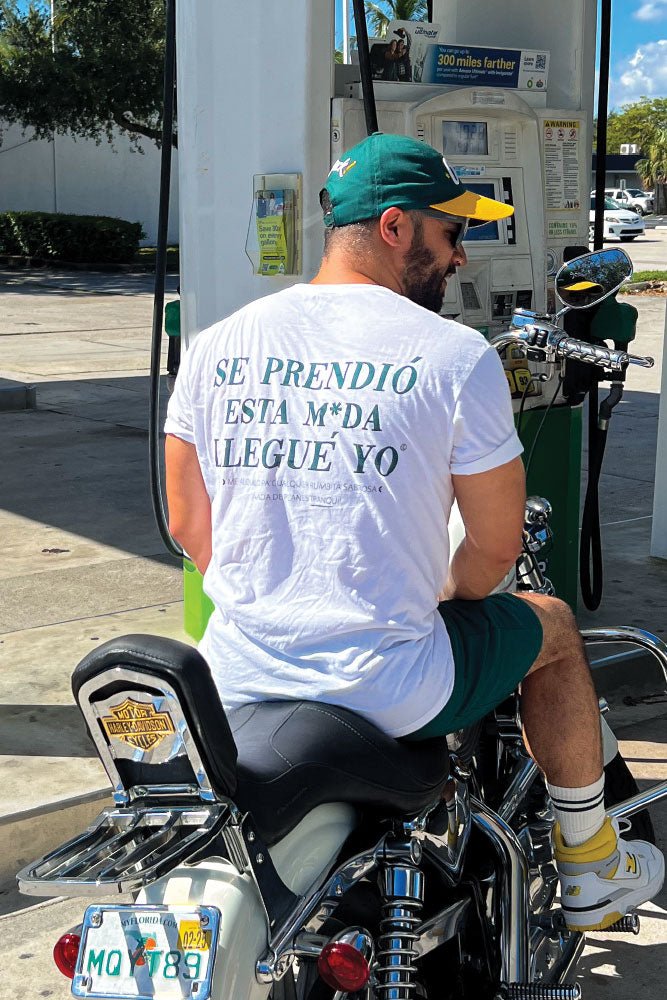 CAMISETA UNISEX 'SE PRENDIÓ ESTA M*DA' - ALGODÓN PEINADO PREMIUM - Rustiko