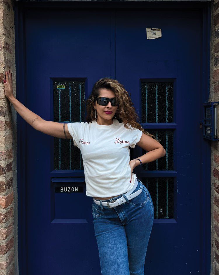 Fuerza latina | Camiseta blanca Algodón Peinado Premium Unisex - Rustiko