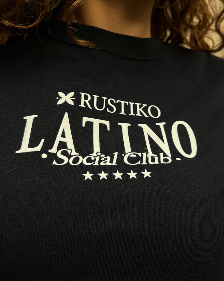 Latino Social Club "Relieve" | Camiseta Algodón Peinado Premium Unisex - Rustiko