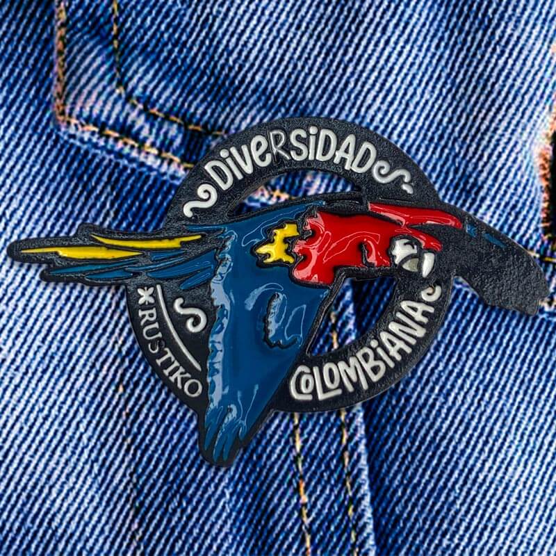 Pin Diversidad - Guacamaya Colombiana - Rustiko